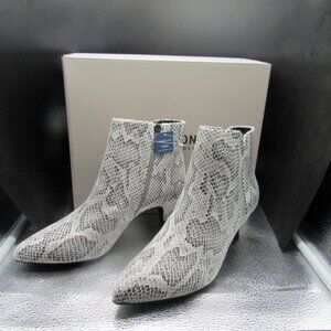 Kenneth Cole Women's Ankle Boots. Size 7..5.  Grey/White. NWT